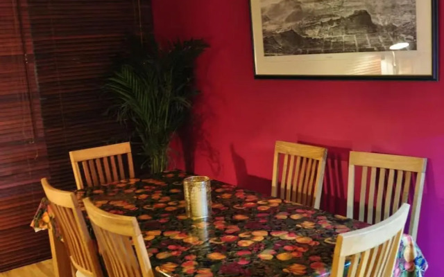 2-bed Seaside Apartment - Sleeps 5 & Free Parking