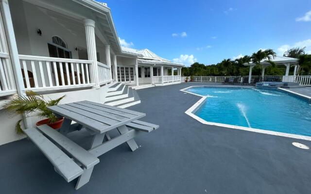 Luxury 5BD Villa - Massive Pool & Outdoor Vibe