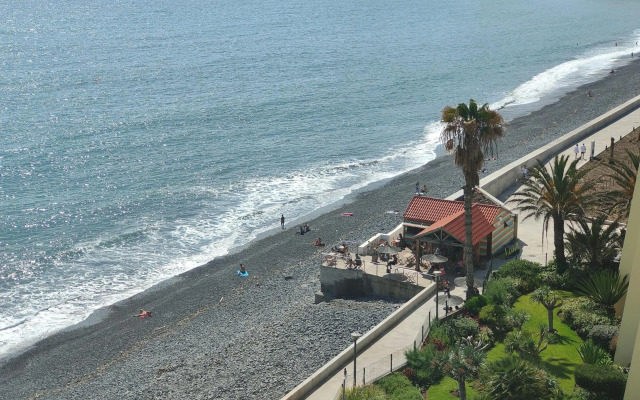 By the Beach & Pool Apartment