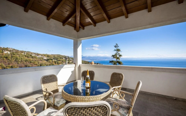 Amazing Pool & Whirlpool Villa Mirna