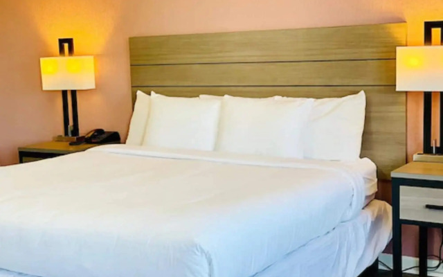 Econo Lodge Inn & Suites