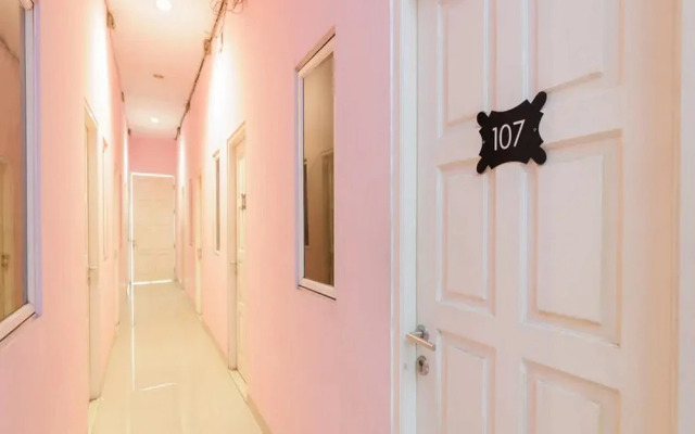 RedDoorz near Stasiun Palmerah