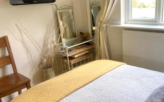 Stunning ANNEXE 1 luxury bedroom, eating area & bathroom only!