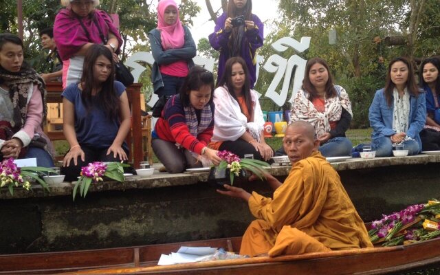 Aioun At Amphawa