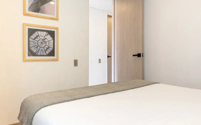 Lovely 3 BR w Balcony in Laureles Medellin