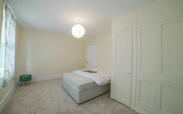 Lovely English House Near Greenwich Town Centre