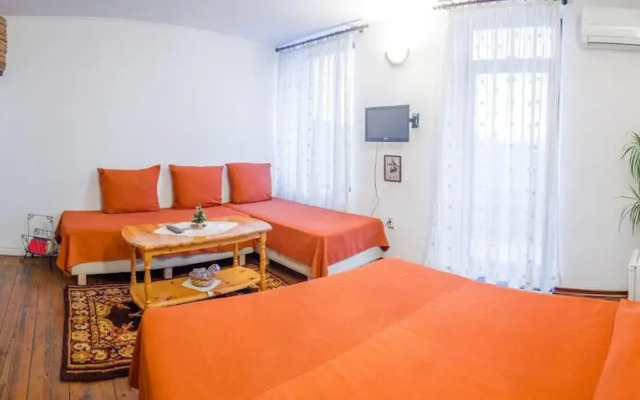 Room-charming Guest Room in Historic Vel