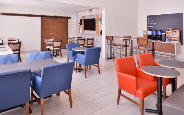 Holiday Inn Express Farmington - Bloomfield by IHG