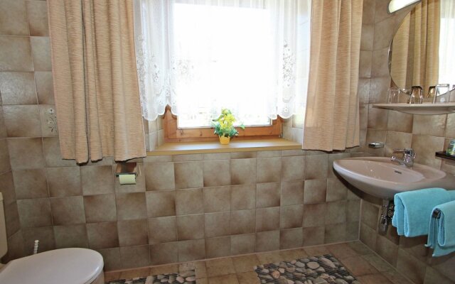 Apartment In Uderns With Balcony Cot Heating Parking