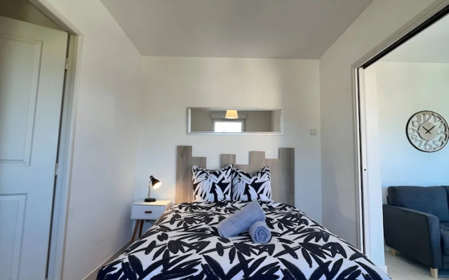 Bright City Escape With Parking