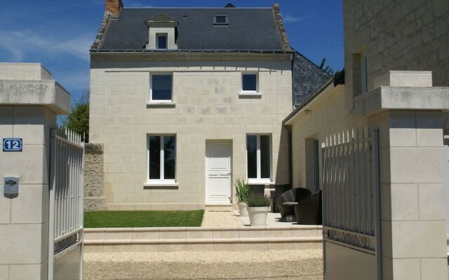 Luxury Holiday Home with Lawn in Beaumont-En-Véron Near Chinon