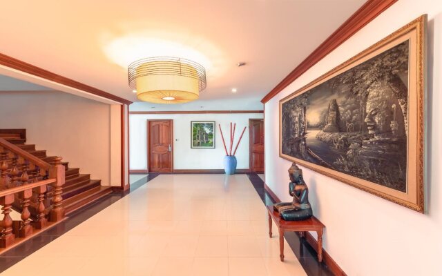 The Suite By Royal Crown Hotel