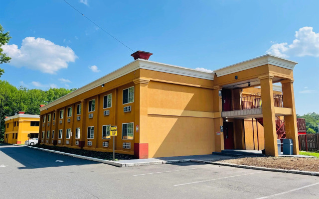 Super 8 by Wyndham Gloucester