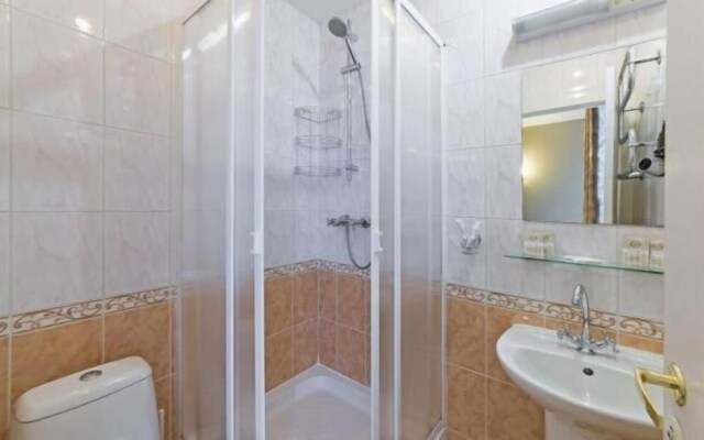 Anichkov Bridge Living Quarters