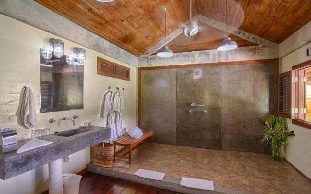 Pagua Bay House Oceanfront Cabanas