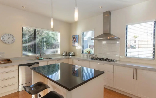 Modern Lake Haven - Wanaka Holiday Home