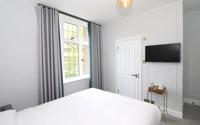 Three Falcons Hotel