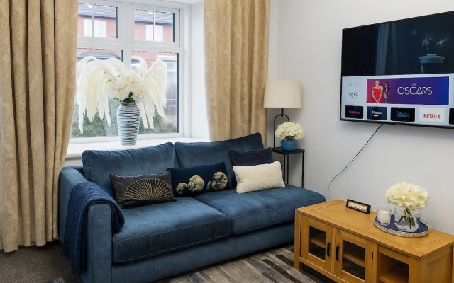 East Manchester 2-beds, Sleeps 4 With Parking