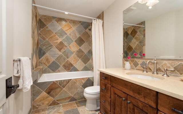 8166 Nicklaus North