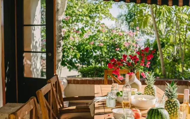Frida by AvantStay | Sleeps 16! Prvt Estate w/ Tennis Ct & Mins to Beach!