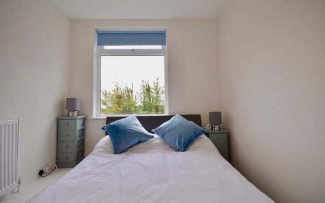 Lovely Modern Flat with Parking Near Airbus, Uwe, MOD