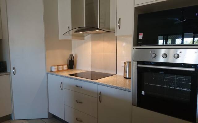 Palm Lakeside - Bowen, Whitsundays Wifi Netflix Private Cool Luxury
