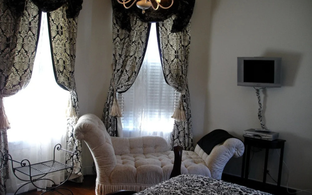 Inn On Poplar Hill