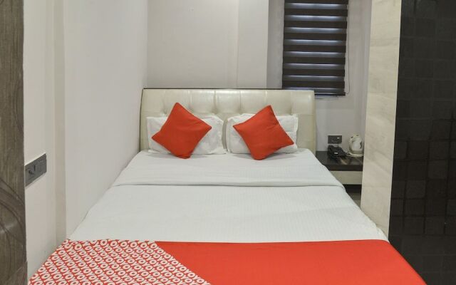 OYO Flagship 3352 Krishna Guest Lines Bagri Market