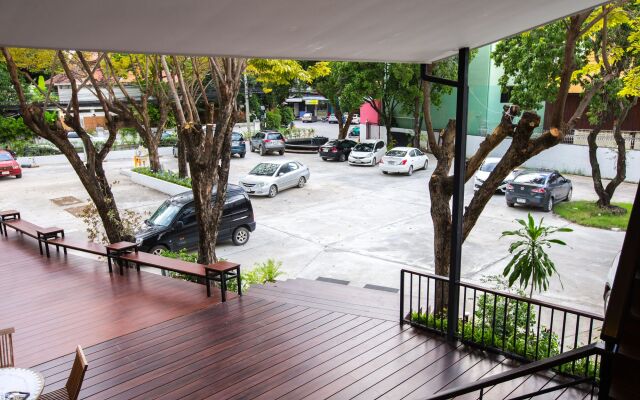 Stay With Hug Poshtel & Activities