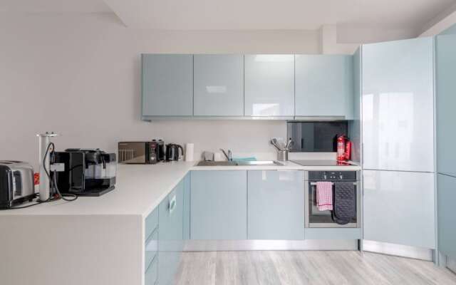 Chic & Spacious 2BD Flat -2 Mins to Baron's Court