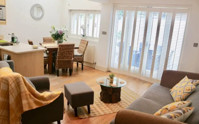 Pleasant, Intimate Flat With Backyard in Battersea