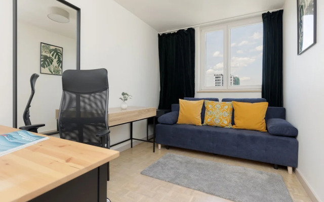 Warsaw City View Apartment by Renteres