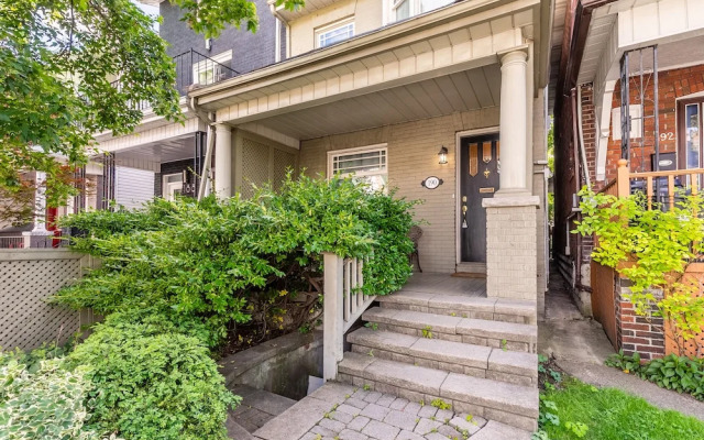 Cozy Houses in Downtown Toronto by GLOBALSTAY