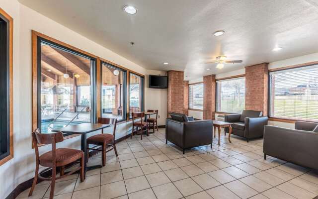 Econo Lodge Inn & Suites