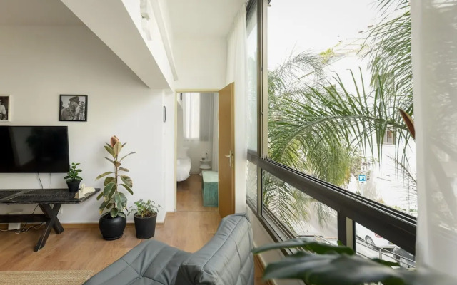 Stylish 2-Bedroom Green Oasis