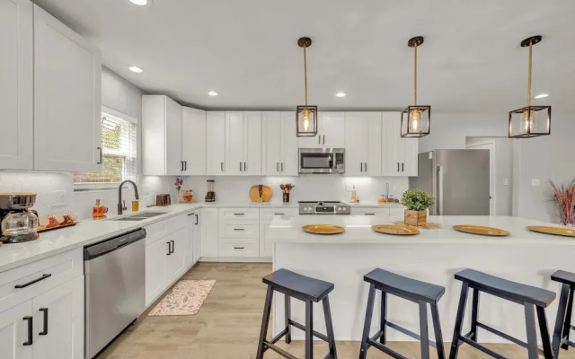 Spacious & Homey 4br/3ba W/amenities Near Downtown