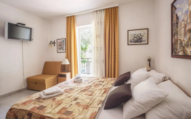Sleek Studio Flat With Balcony Near Beach in Tivat