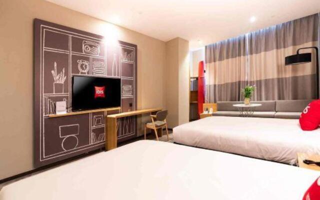 Ibis Hotel (Changji Jianshe Road Snack Street)