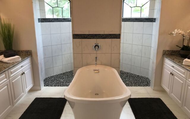 Alisa's Dream Villa on the Canal