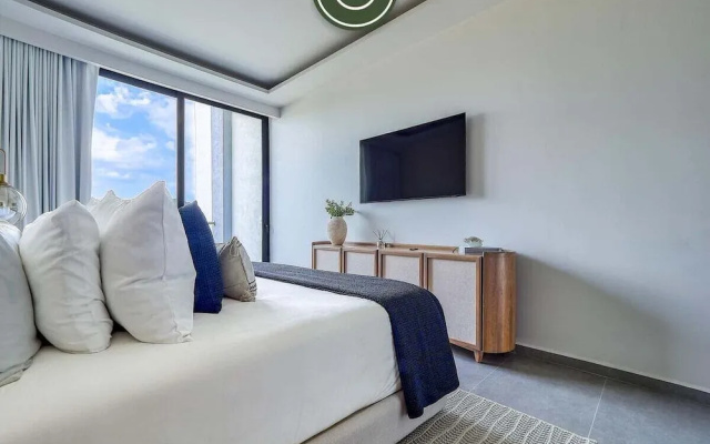 Luxury Oceanfront 3 BR Condo With Balcony