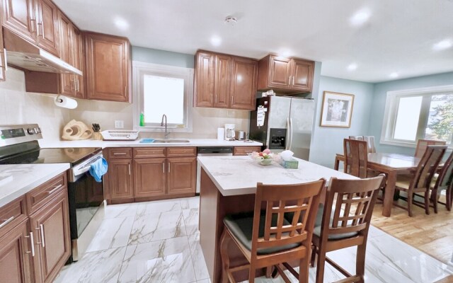 Renovated Rooms 10-min to Finch Subway Near Yonge St