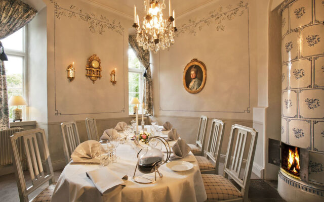 Åkeshofs Slott Bed and Breakfast