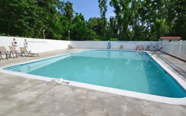 Econo Lodge Inn & Suites Westfield