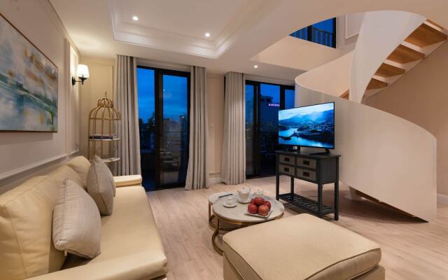 Louis Mo Apartment