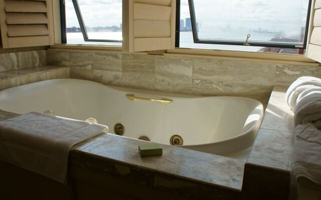 Roberts Riverwalk Urban Resort Hotel