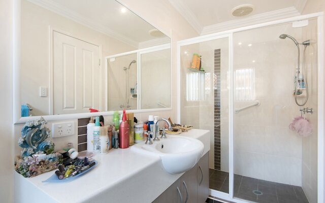 Central Redcliffe Holiday House – Bathroom – Redcliffe