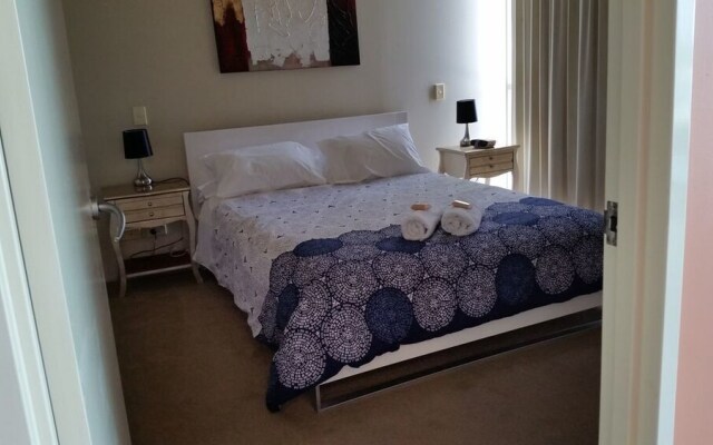 Grand Hotel Apartments Gold Coast by owner