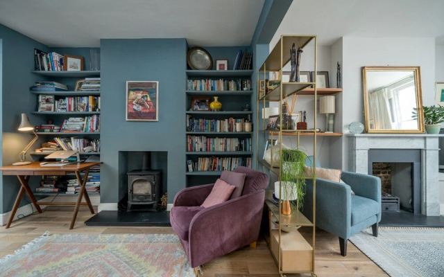 JOIVY Contemporary 2-Bed House W/ Private Garden