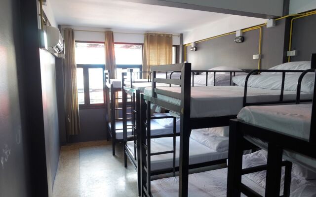 BTS Khaosan Hostel