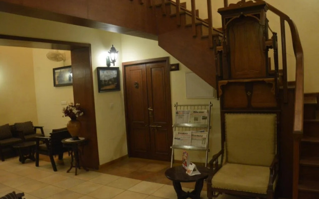 The Colonial Manek Manor